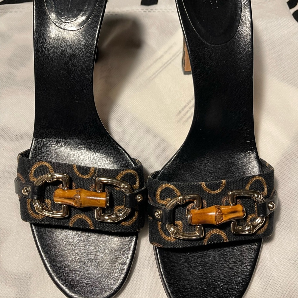 These are stunning AUTHENTIC Gucci Slides that you would love…..!!